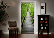 Décor de porte Sentier en bois à travers la forêt tropicale